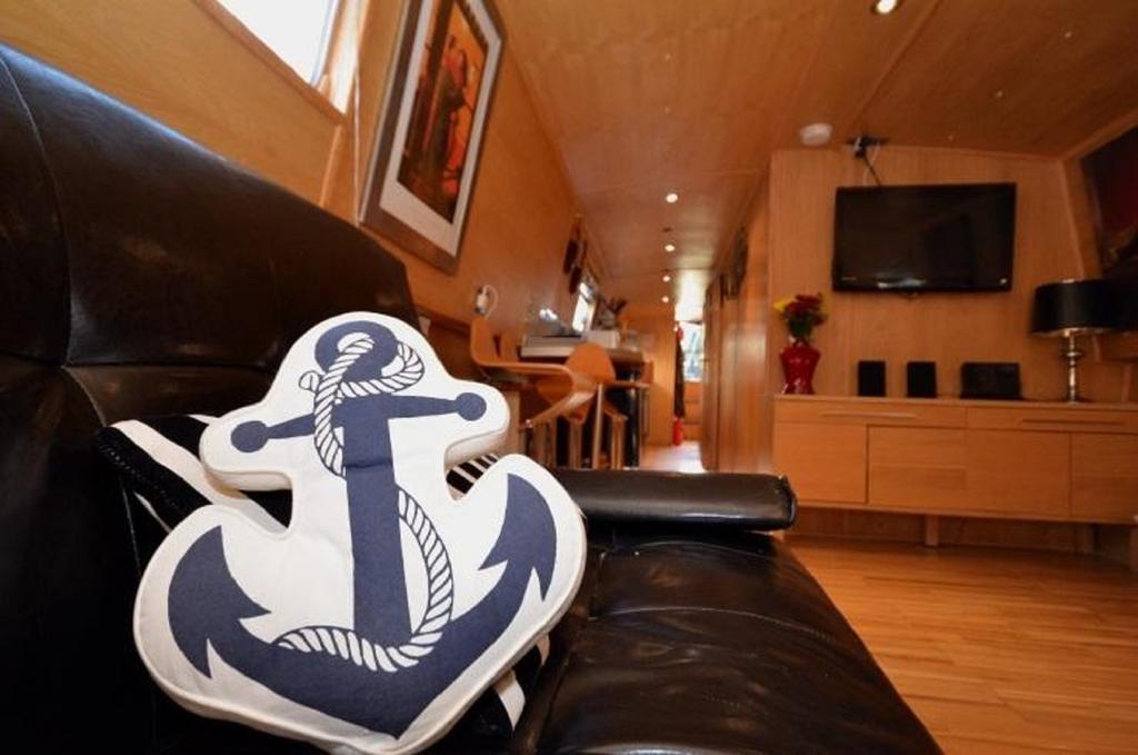 - Houseboats Bateau-hôtel