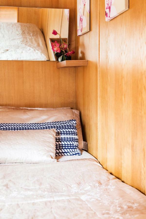 - Houseboats Bateau-hôtel